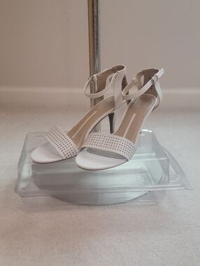 NWOT New Directions white dress heels
